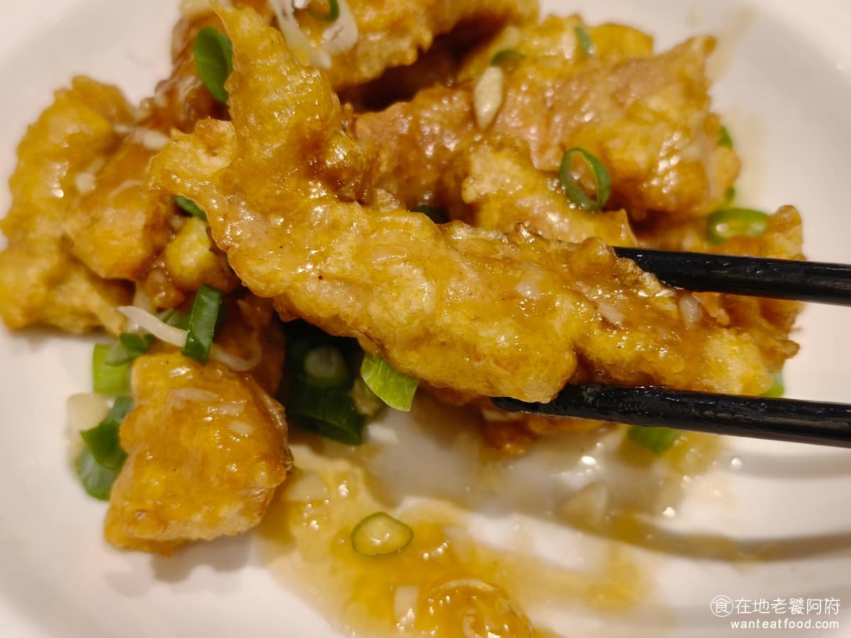 花娘小館(創始店) 花娘小館(創始店)菜單 花娘小館(創始店)推薦 松山區美食 松山美食 里肌肉的口感相對較硬一點,而且外皮也沒有炸得很酥脆,整體吃起來相比其他分店,遜色了很多,算是這次吃蠻失望的一道。 @在地老饕阿府