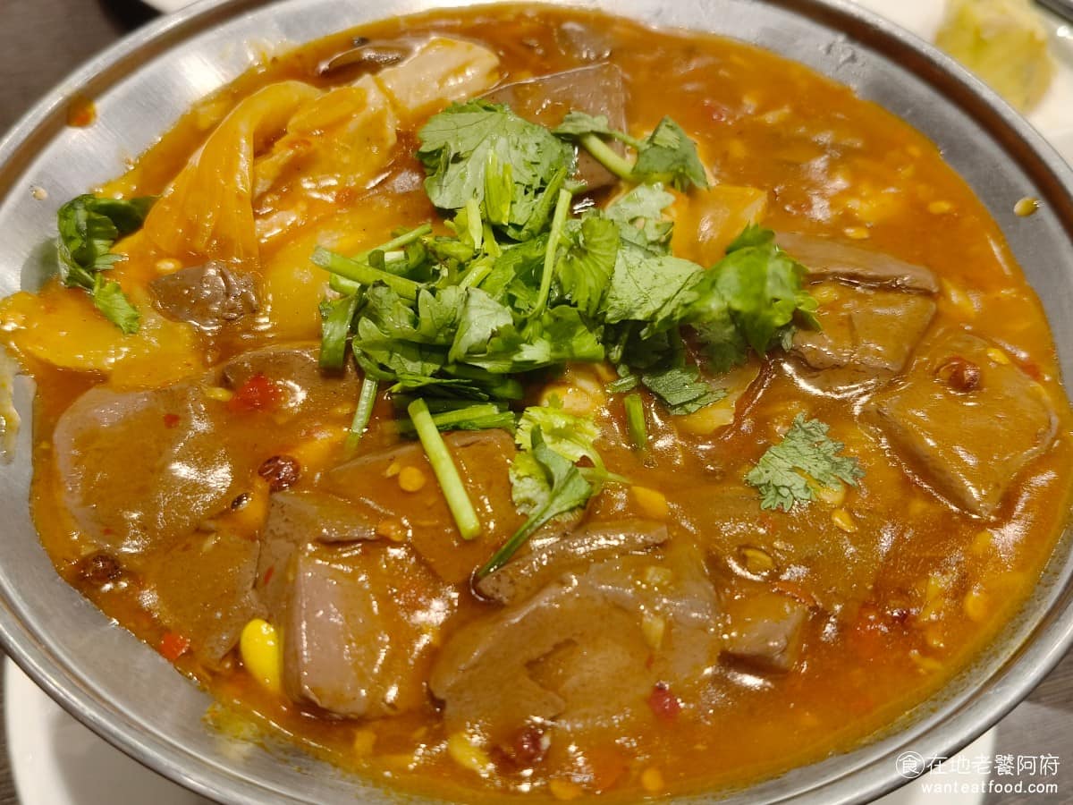 花娘小館(創始店) 花娘小館(創始店)菜單 花娘小館(創始店)推薦 松山區美食 松山美食 五更腸旺 吃起來其實完全不辣,只有微微的小辣,連不吃辣的人也能接受,鴨血非常入味,腸子部分吃起來也算新鮮沒有腥味,整體口味溫和。 @在地老饕阿府