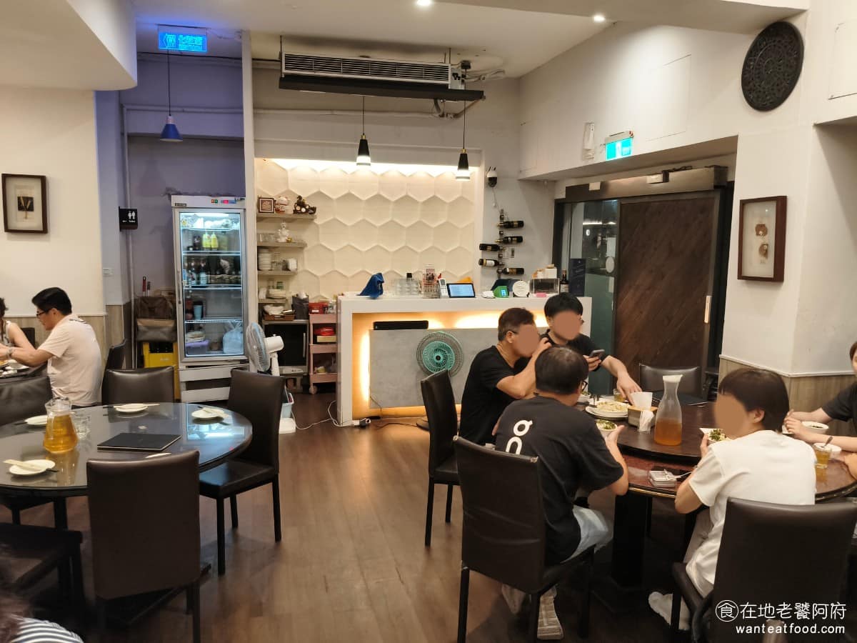 花娘小館(創始店) 花娘小館(創始店)菜單 花娘小館(創始店)推薦 松山區美食 松山美食 店裡幾道招牌菜,其實不是傳統川菜,像蒼蠅頭跟老皮嫩肉,都是台北「皇城老媽川菜館」老闆鄭文強當年發明的創意菜。 @在地老饕阿府