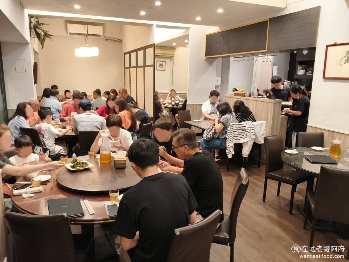 花娘小館(創始店) 花娘小館(創始店)菜單 花娘小館(創始店)推薦 松山區美食 松山美食 《花娘小館 創始店》空間不大,座位數大概十張桌子上下,方桌、圓桌都有,另外隔出兩三間簡單的包廂。店內整理得算乾淨,沒有明顯的油煙味,服務人員態度也蠻客氣。 @在地老饕阿府
