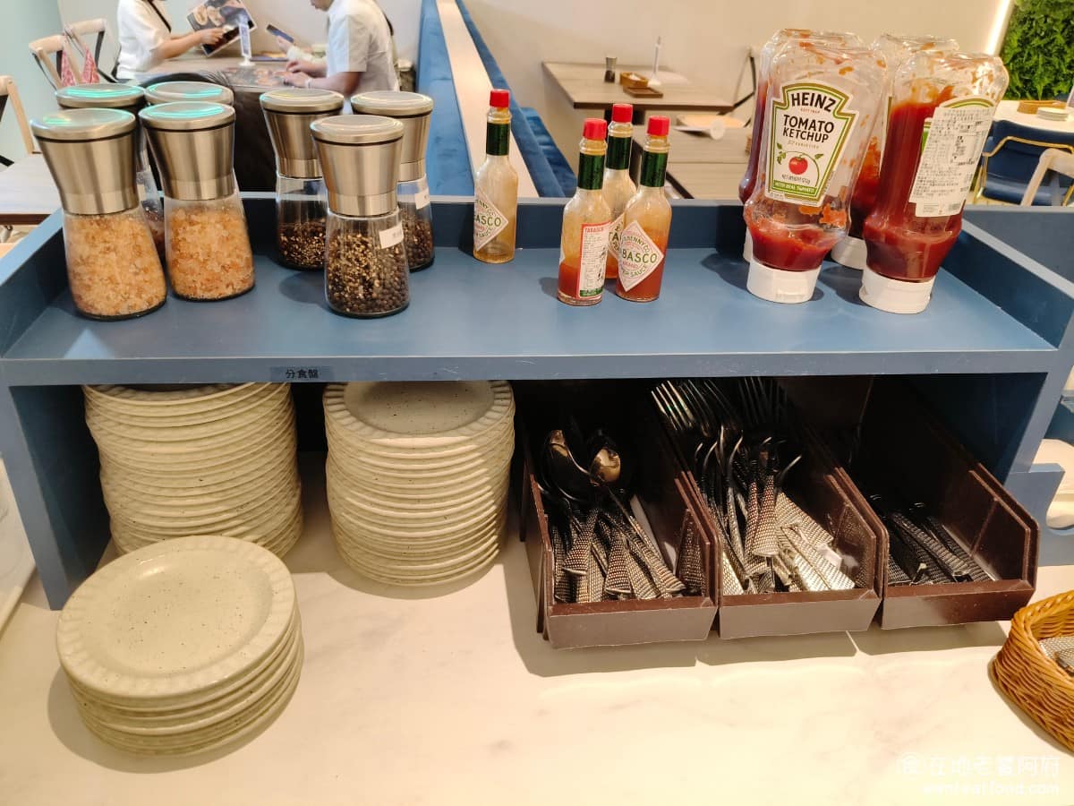 Engolili 英格莉莉統一時代店 英格莉莉統一時代店菜單 英格莉莉統一時代店推薦 信義區美食 旁邊還有醬料區，醬料的種類非常豐富，有黑胡椒粒、玫瑰鹽、番茄醬、辣椒醬。 @在地老饕阿府