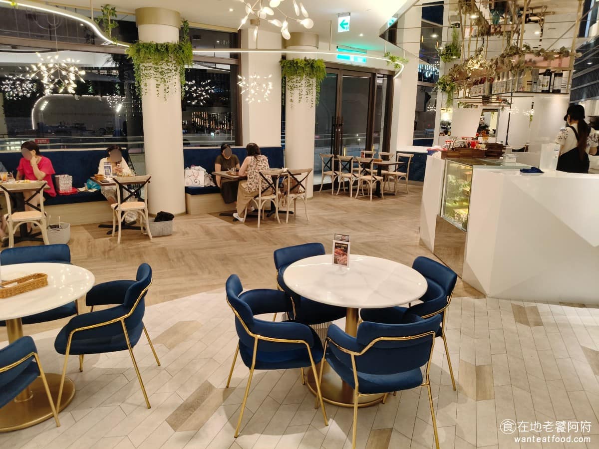 Engolili 英格莉莉統一時代店 英格莉莉統一時代店菜單 英格莉莉統一時代店推薦 信義區美食 《Engolili 英格莉莉 統一時代店》空間以白色與藍色為主色調，搭配大量綠植裝飾，打造出清新的「花園秘境」氛圍，座位很多，走道設計寬敞，不會有壓迫感。 @在地老饕阿府