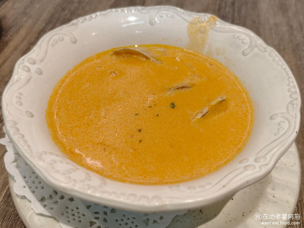 Engolili 英格莉莉統一時代店 英格莉莉統一時代店菜單 英格莉莉統一時代店推薦 信義區美食 海瓜子龍蝦奶油湯 龍蝦味很濃，奶香也足，整體口感有點像濃郁版的南瓜湯，但最大的問題是太鹹了，鹹度明顯超標，喝到後面會有點膩，喜歡超重口味濃湯的人，再嘗試。 @在地老饕阿府