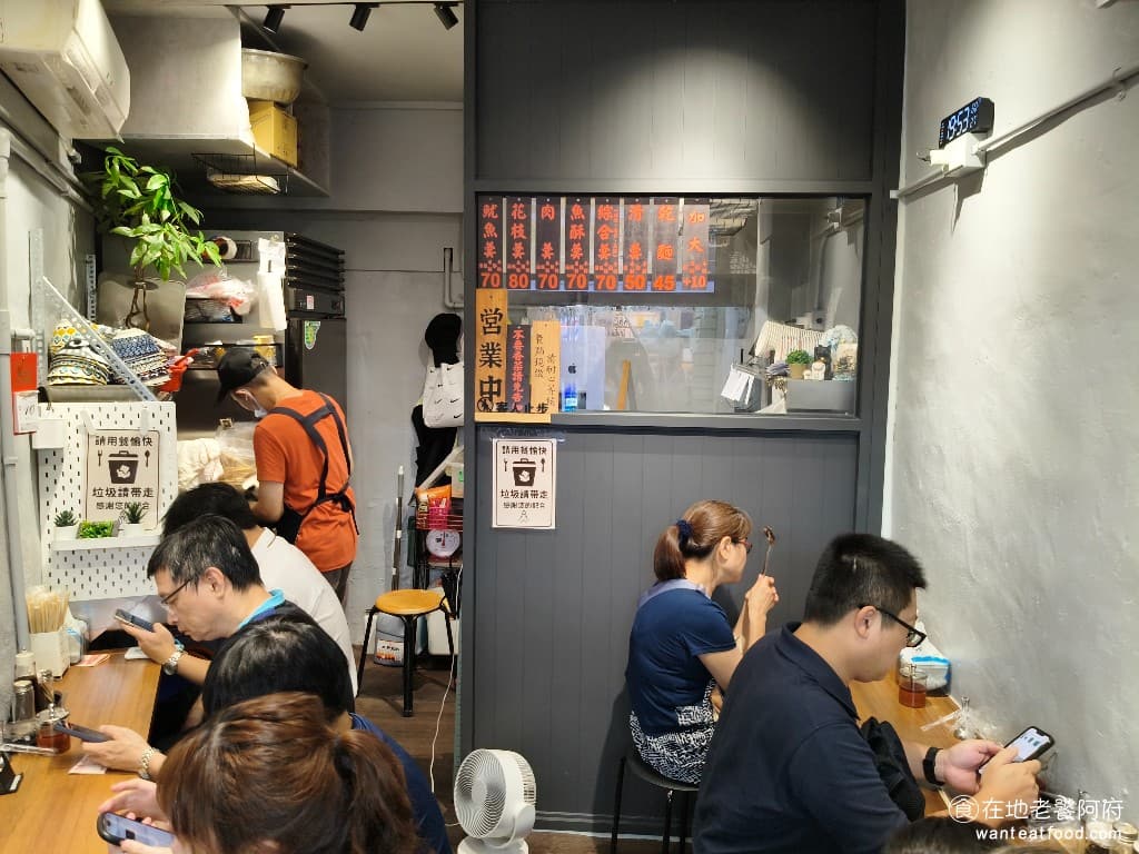 無店名魷魚羹 士林美食 劍潭美食 台灣小吃 店內的空間非常小，只有一位老闆在後面低著頭默默地工作，這確實是一家相當低調的店。由於店內的座位非常少，所以如果來的時候遇到客滿，等位一定會等很久。不過幸好我們這次來運氣很好，剛好有座位。 @在地老饕阿府