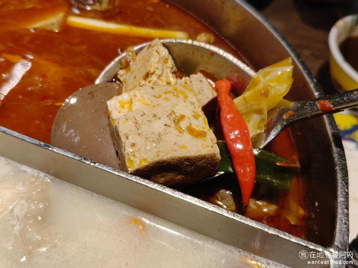 問鼎 皇上吉祥麻辣養生鍋忠孝店 皇上吉祥麻辣養生鍋忠孝店菜單 皇上吉祥麻辣養生鍋忠孝店推薦 鴨血和豆腐 泡在麻辣湯底 24 小時，口感滑嫩如布丁，入味程度高，是麻辣鍋的必備配角，可免費無限加。 @在地老饕阿府