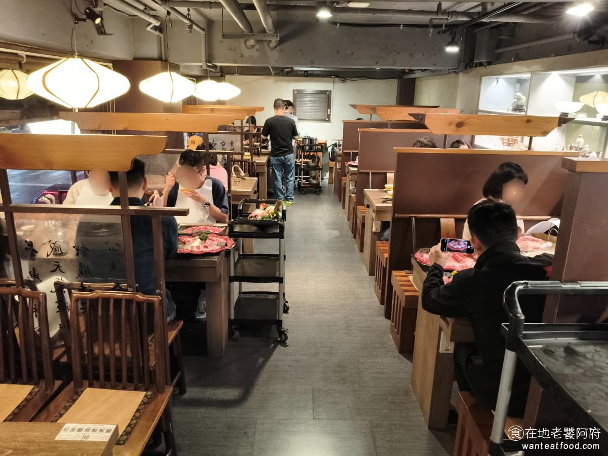 問鼎 皇上吉祥麻辣養生鍋忠孝店 皇上吉祥麻辣養生鍋忠孝店菜單 皇上吉祥麻辣養生鍋忠孝店推薦 用餐區空間寬敞，桌距不擠設有2人桌、4人桌、6人桌及10人包廂，適合各種聚餐規模，10人包廂低消 7000 元。 @在地老饕阿府