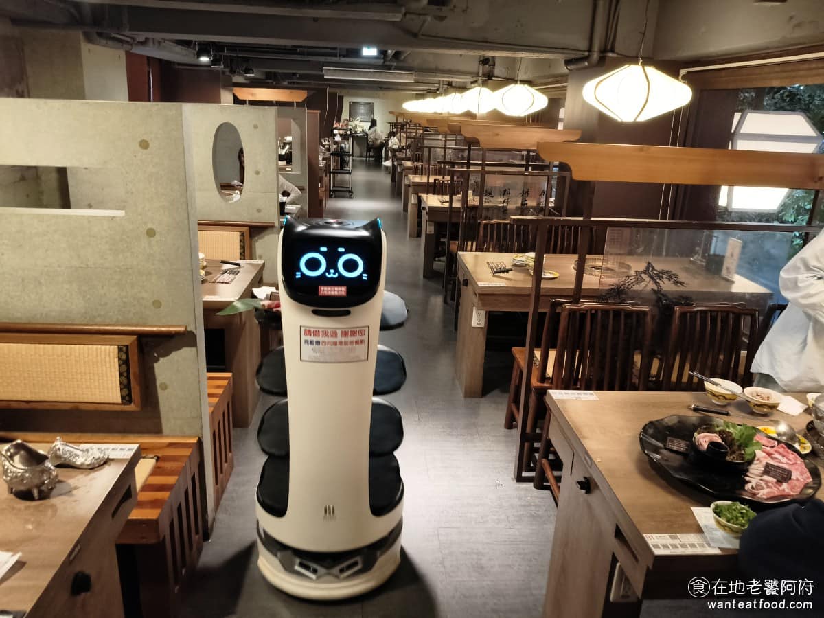 問鼎 皇上吉祥麻辣養生鍋忠孝店 皇上吉祥麻辣養生鍋忠孝店菜單 皇上吉祥麻辣養生鍋忠孝店推薦 店內送餐是使用送餐機器人，這點在服務體驗上，其實非常不好，因為這裡並不是低價位的火鍋店，機器人將餐點送到桌子旁邊後，客人還得自行拿取，而且常常會擋住整個走道，非常麻煩。 @在地老饕阿府
