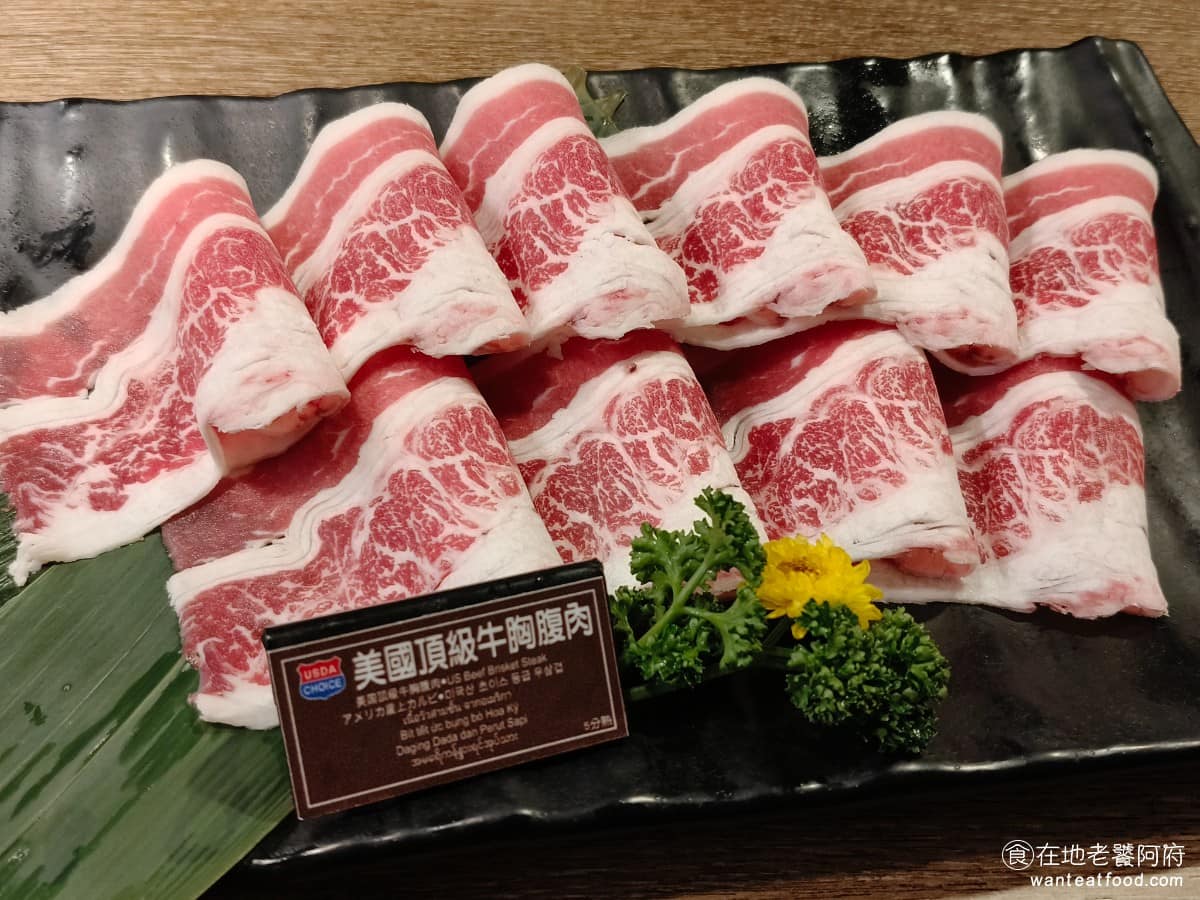 問鼎 皇上吉祥麻辣養生鍋忠孝店 皇上吉祥麻辣養生鍋忠孝店菜單 皇上吉祥麻辣養生鍋忠孝店推薦 美國頂級牛胸腹肉 有油花但不油膩，麻辣鍋煮後，非常入味，直接吃就很有味道，只不過這肉質吃起來超硬，完全不像是高級牛肉。 @在地老饕阿府