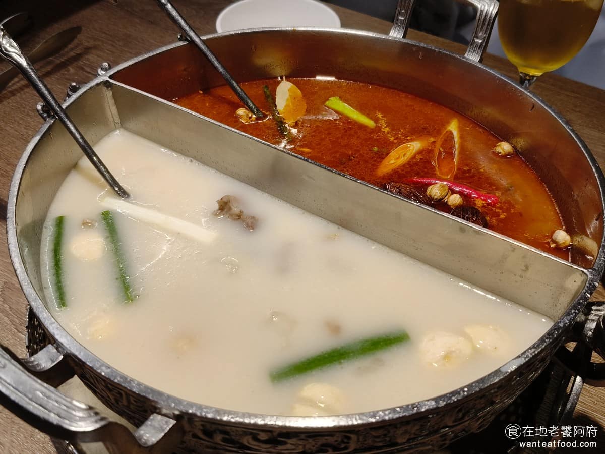 問鼎 皇上吉祥麻辣養生鍋忠孝店 皇上吉祥麻辣養生鍋忠孝店菜單 皇上吉祥麻辣養生鍋忠孝店推薦 湯底共有五種可選，以鴛鴦鍋（宮廷麻辣鍋、每人養生鍋）最受歡迎，其他口味還有 胡椒豬肚雞鍋、花膠干貝老火鍋、養心蔬菜鍋。 @在地老饕阿府