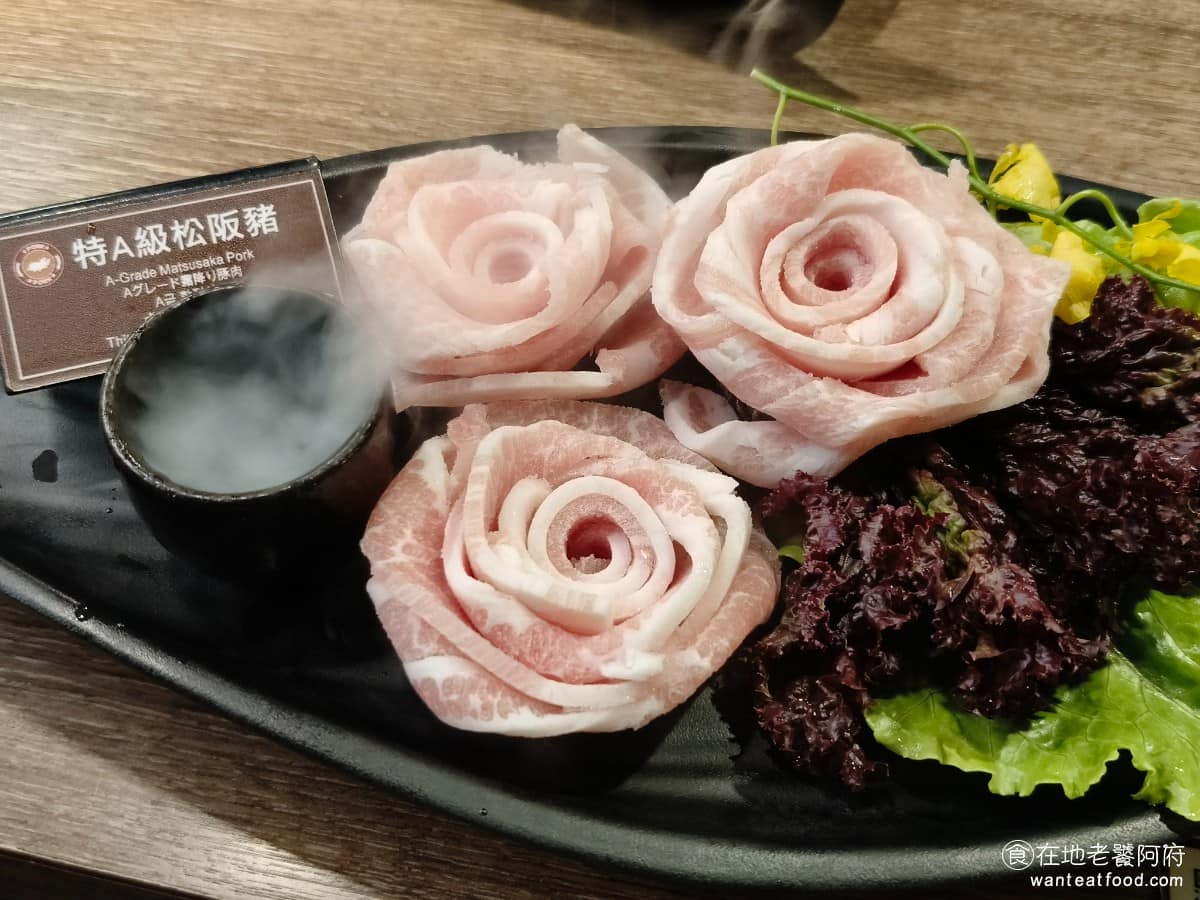 問鼎 皇上吉祥麻辣養生鍋忠孝店 皇上吉祥麻辣養生鍋忠孝店菜單 皇上吉祥麻辣養生鍋忠孝店推薦 特Ａ級松阪豬 松阪豬吃起來口感非常的軟嫩，但個人覺得脂油的比例過高，吃起來很肥，而且吃起來完全沒有脆感，這是比較可惜的地方。 @在地老饕阿府