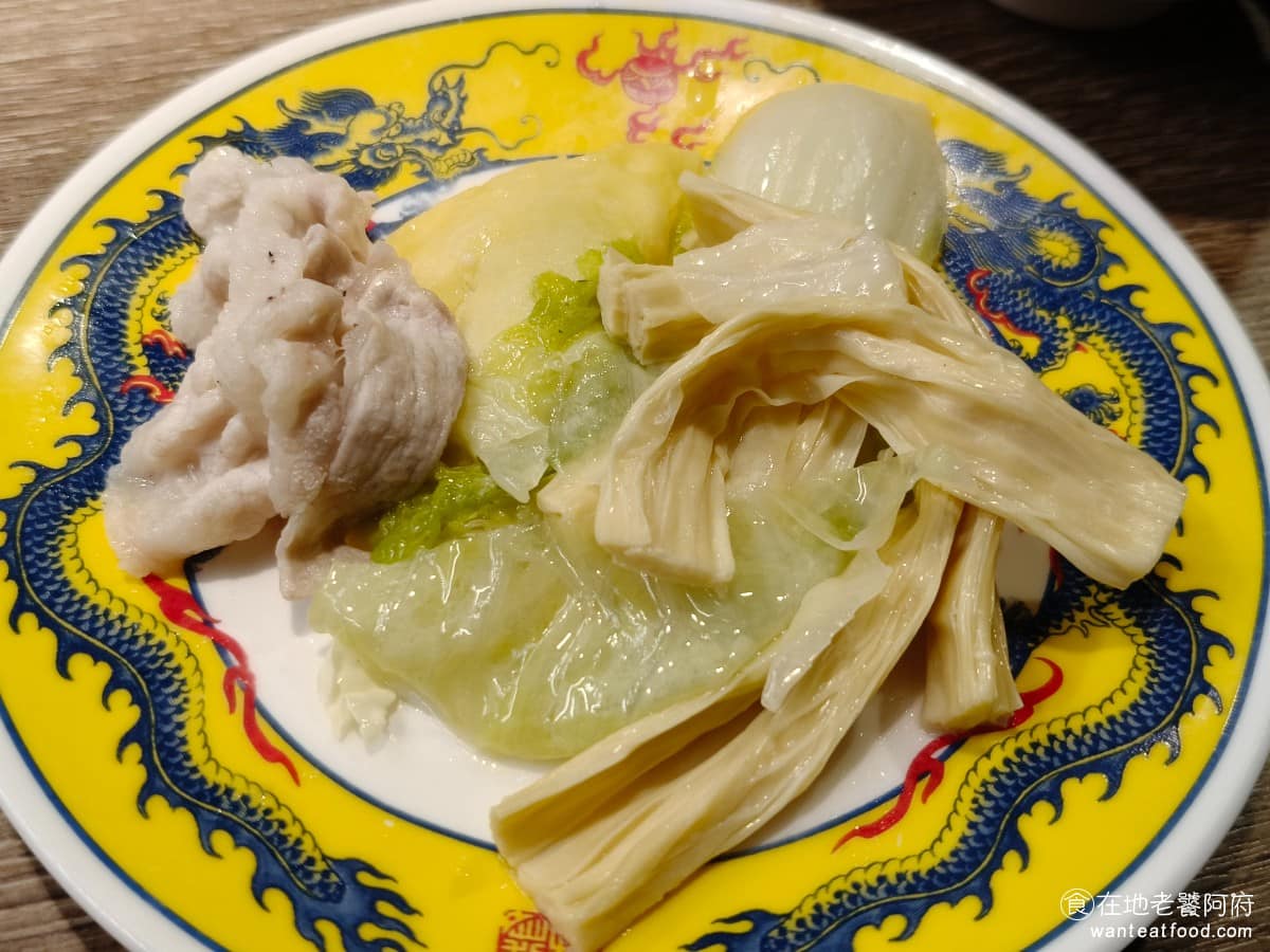 問鼎 皇上吉祥麻辣養生鍋忠孝店 皇上吉祥麻辣養生鍋忠孝店菜單 皇上吉祥麻辣養生鍋忠孝店推薦 養生鍋的味道偏淡，煮起來配料味道也偏淡，雖然是走清爽路線，但就會比較沒記憶點。 @在地老饕阿府