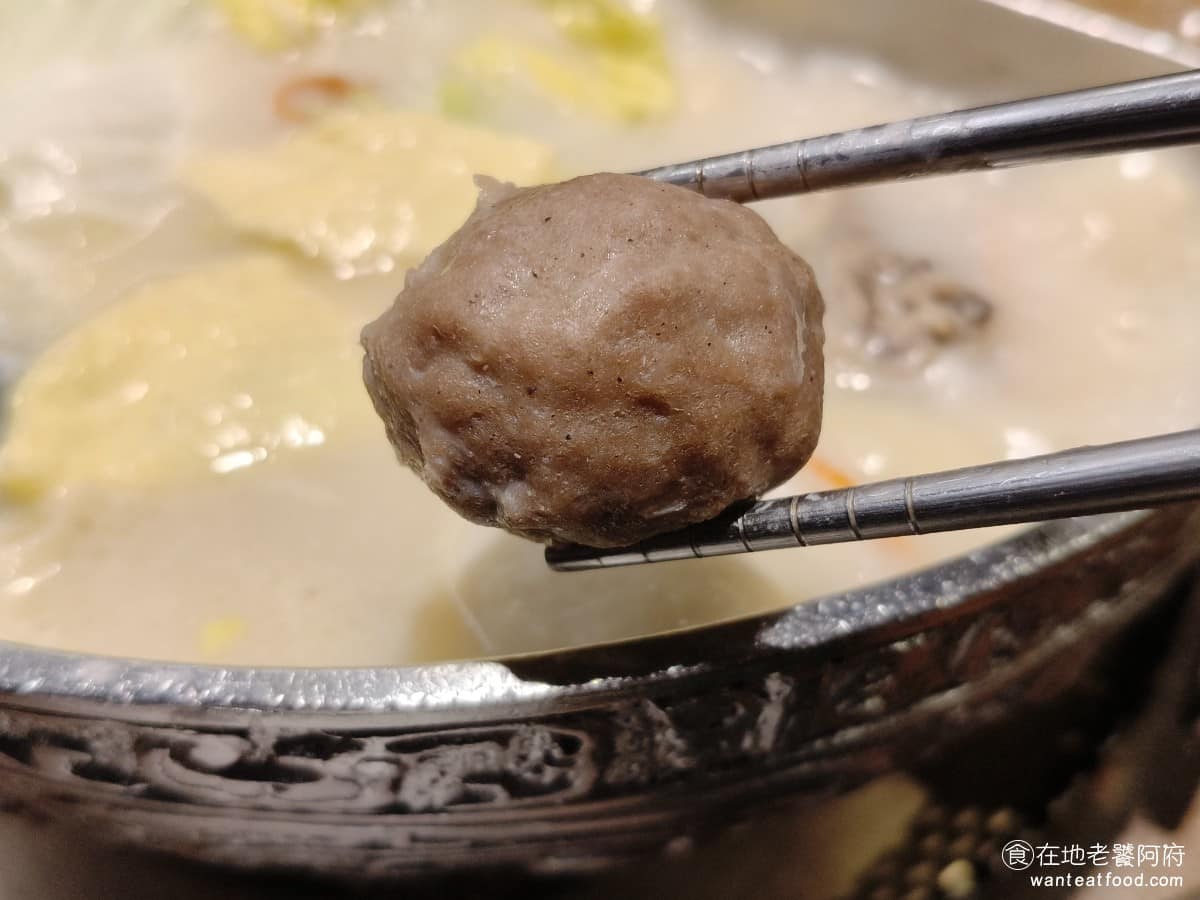 問鼎 皇上吉祥麻辣養生鍋忠孝店 皇上吉祥麻辣養生鍋忠孝店菜單 皇上吉祥麻辣養生鍋忠孝店推薦 《問鼎‧皇上吉祥 麻辣養生鍋 忠孝店》的肉丸子，不管是哪一種口味，吃起來都不怎麼吸引人，所以並不推薦點。 @在地老饕阿府