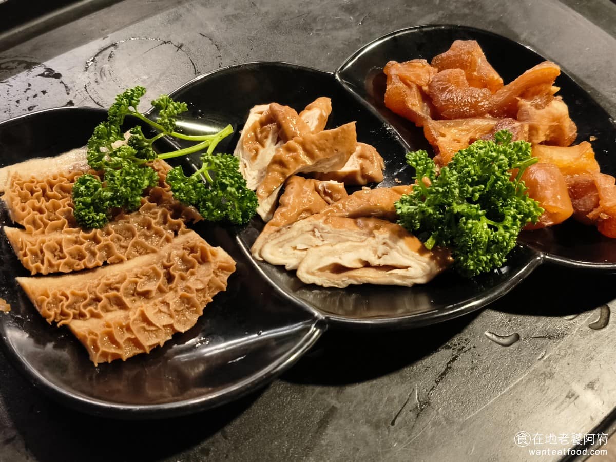 問鼎 皇上吉祥麻辣養生鍋忠孝店 皇上吉祥麻辣養生鍋忠孝店菜單 皇上吉祥麻辣養生鍋忠孝店推薦 魯味三拼 有牛肚、牛筋，還有大腸十分適合，煮在麻辣鍋裡，三者口感吃起來，都有嚼勁。 @在地老饕阿府