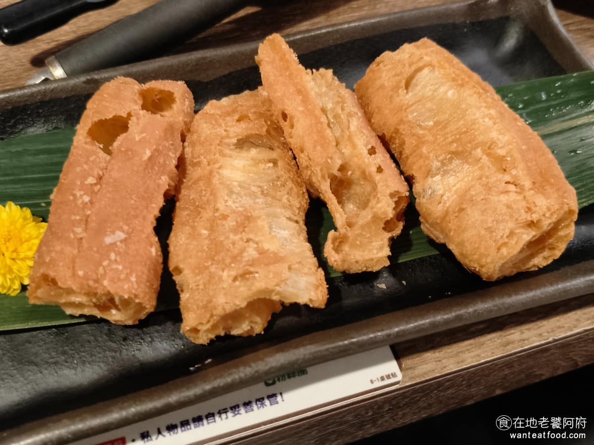 問鼎 皇上吉祥麻辣養生鍋忠孝店 皇上吉祥麻辣養生鍋忠孝店菜單 皇上吉祥麻辣養生鍋忠孝店推薦 老油條 放入麻辣鍋稍微涮煮，保持外酥內吸湯，帶微麻辣香氣，簡單好吃。 @在地老饕阿府