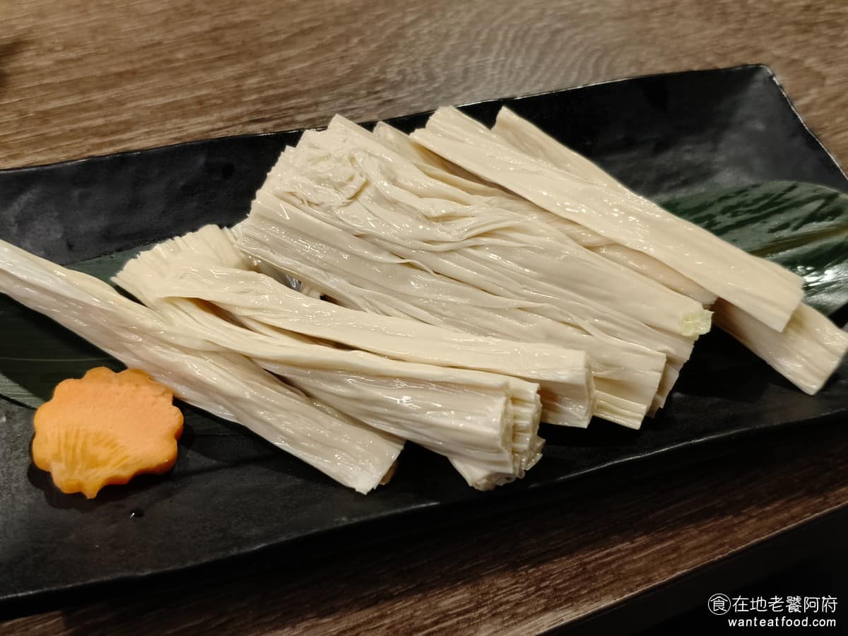 問鼎 皇上吉祥麻辣養生鍋忠孝店 皇上吉祥麻辣養生鍋忠孝店菜單 皇上吉祥麻辣養生鍋忠孝店推薦 腐竹 腐竹適合養生湯慢煮，吸飽湯汁後口感柔軟，放入麻辣鍋，更能帶出香辣滋味。 @在地老饕阿府