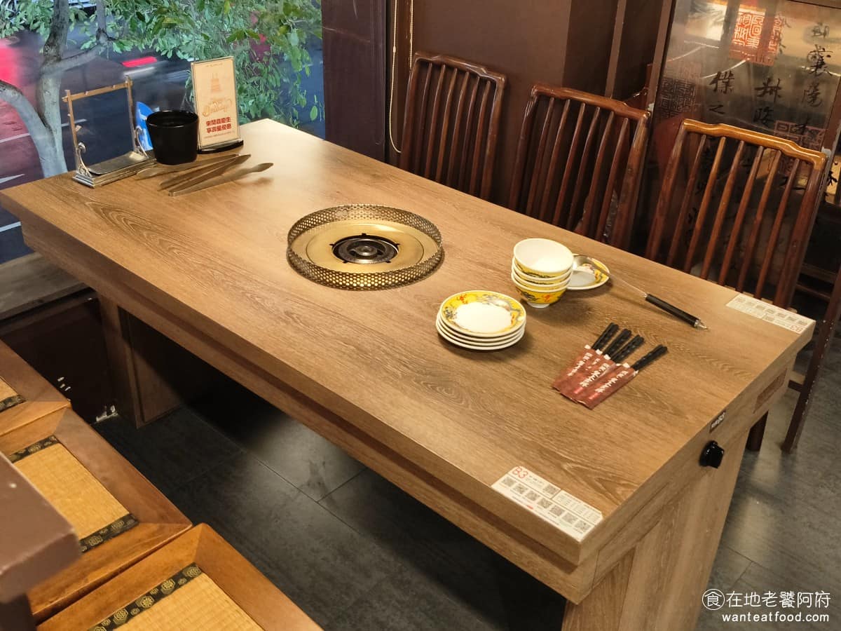 問鼎 皇上吉祥麻辣養生鍋忠孝店 皇上吉祥麻辣養生鍋忠孝店菜單 皇上吉祥麻辣養生鍋忠孝店推薦 如果是四人座和六人座的座位，雖然桌子看起來很大，但平均每個人的空間會覺得不夠寬敞，坐起來感覺有點急。 @在地老饕阿府