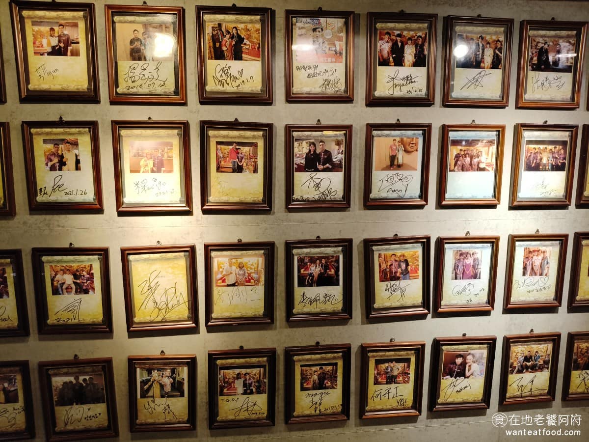 問鼎 皇上吉祥麻辣養生鍋忠孝店 皇上吉祥麻辣養生鍋忠孝店菜單 皇上吉祥麻辣養生鍋忠孝店推薦 牆上還掛滿了，來這裡用餐過的客人，和店員合照的照片，因為這間點也是十幾年的老店了。 @在地老饕阿府