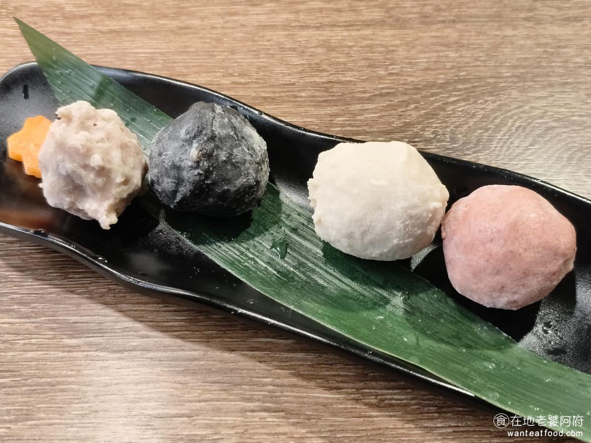 問鼎 皇上吉祥麻辣養生鍋忠孝店 皇上吉祥麻辣養生鍋忠孝店菜單 皇上吉祥麻辣養生鍋忠孝店推薦 綜合丸 包含爆汁鮮魚丸、墨魚鮮肉丸、芋角鮮肉丸、爆漿起司牛肉丸。 @在地老饕阿府