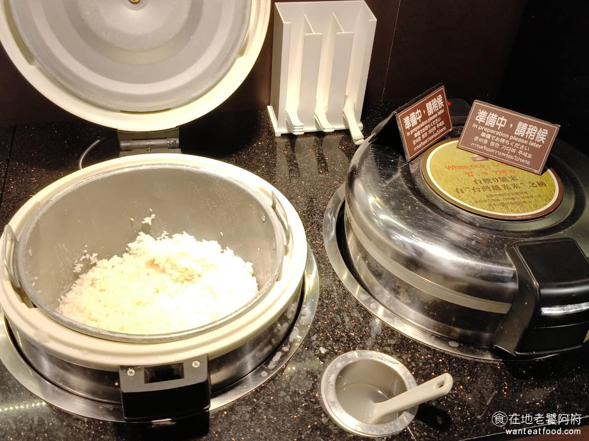 問鼎 皇上吉祥麻辣養生鍋忠孝店 皇上吉祥麻辣養生鍋忠孝店菜單 皇上吉祥麻辣養生鍋忠孝店推薦 白飯區 白飯是可以無限吃的，使用的是台梗九號米，有台灣越光米之稱，曾獲得台東池上比賽冠軍。米粒飽滿，口感Q彈，是他的特性。只不過實際吃起來感覺超硬，而且又乾，要配湯喝才吃得順口。 @在地老饕阿府