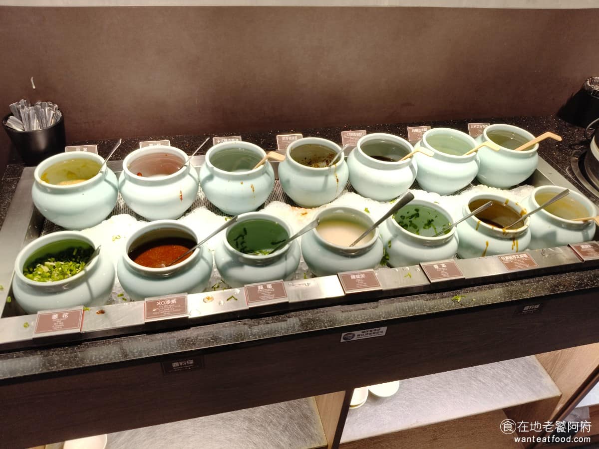 問鼎 皇上吉祥麻辣養生鍋忠孝店 皇上吉祥麻辣養生鍋忠孝店菜單 皇上吉祥麻辣養生鍋忠孝店推薦 醬料區 醬料的種類超級多，有芝麻、香油、純釀米醋、日式昆布醬油、問鼎椒麻醬、中式醬油、蒜泥、蔥花、沙茶醬、蒜苗、蘿蔔泥、香菜、豆腐乳、特濃芝麻醬。 @在地老饕阿府