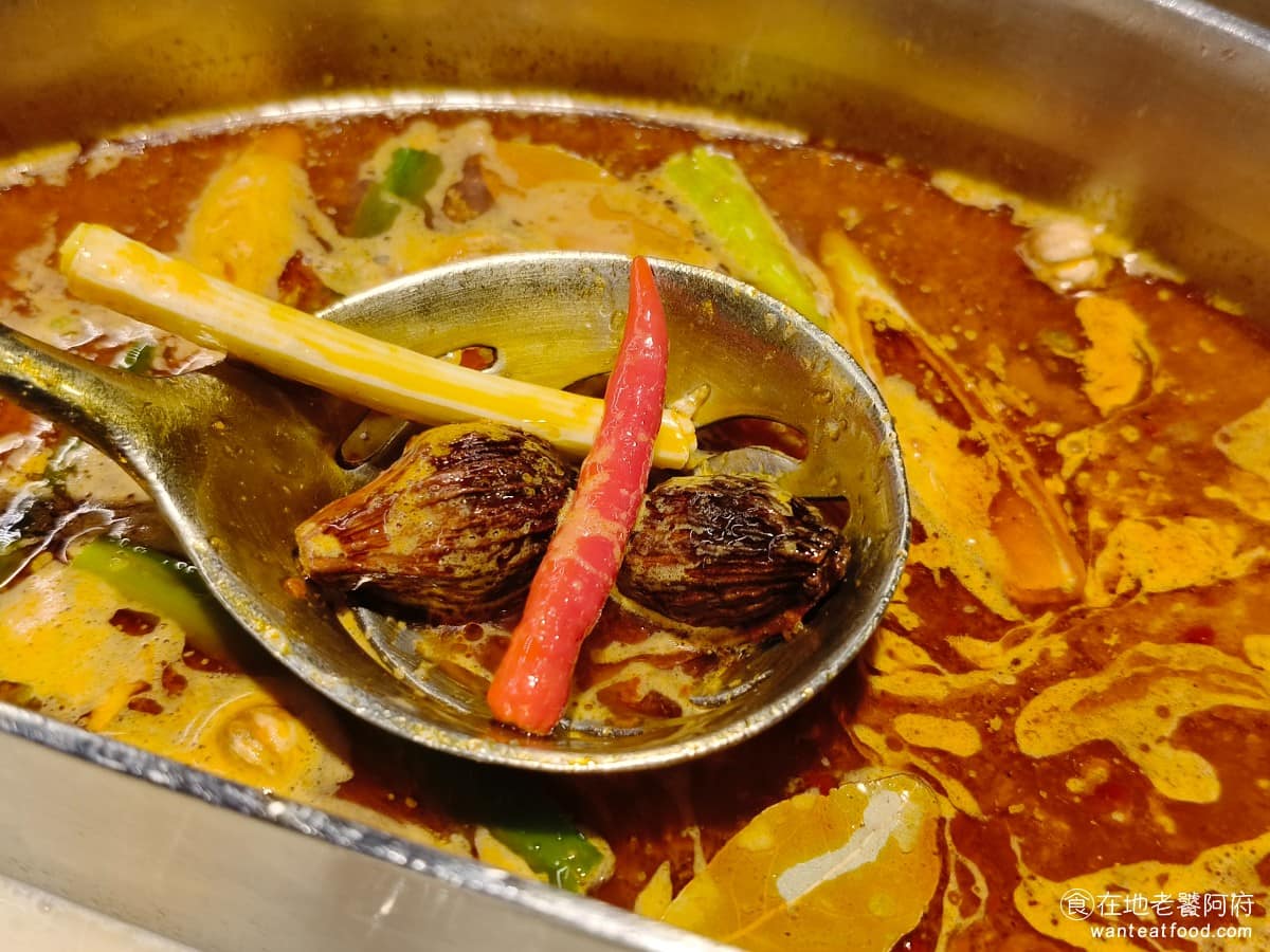 問鼎 皇上吉祥麻辣養生鍋忠孝店 皇上吉祥麻辣養生鍋忠孝店菜單 皇上吉祥麻辣養生鍋忠孝店推薦 宮廷麻辣鍋 招牌湯底用美國上選半筋半肉牛肉，熬煮不加牛骨，再加入十多種秘製香料、青花椒、大紅袍、朝天椒慢燉。喝起來香辣有層次，辣度可以選擇，中辣對大多數人來說，是較為接受的程度，涮肉不沾醬就夠味。 @在地老饕阿府