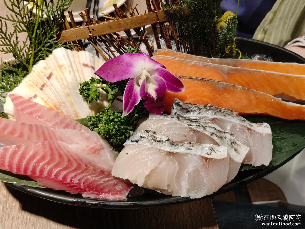 問鼎 皇上吉祥麻辣養生鍋忠孝店 皇上吉祥麻辣養生鍋忠孝店菜單 皇上吉祥麻辣養生鍋忠孝店推薦 魚片拼盤 魚片吃起來新鮮，魚肉軟嫩，切的不會太厚，好入口 @在地老饕阿府