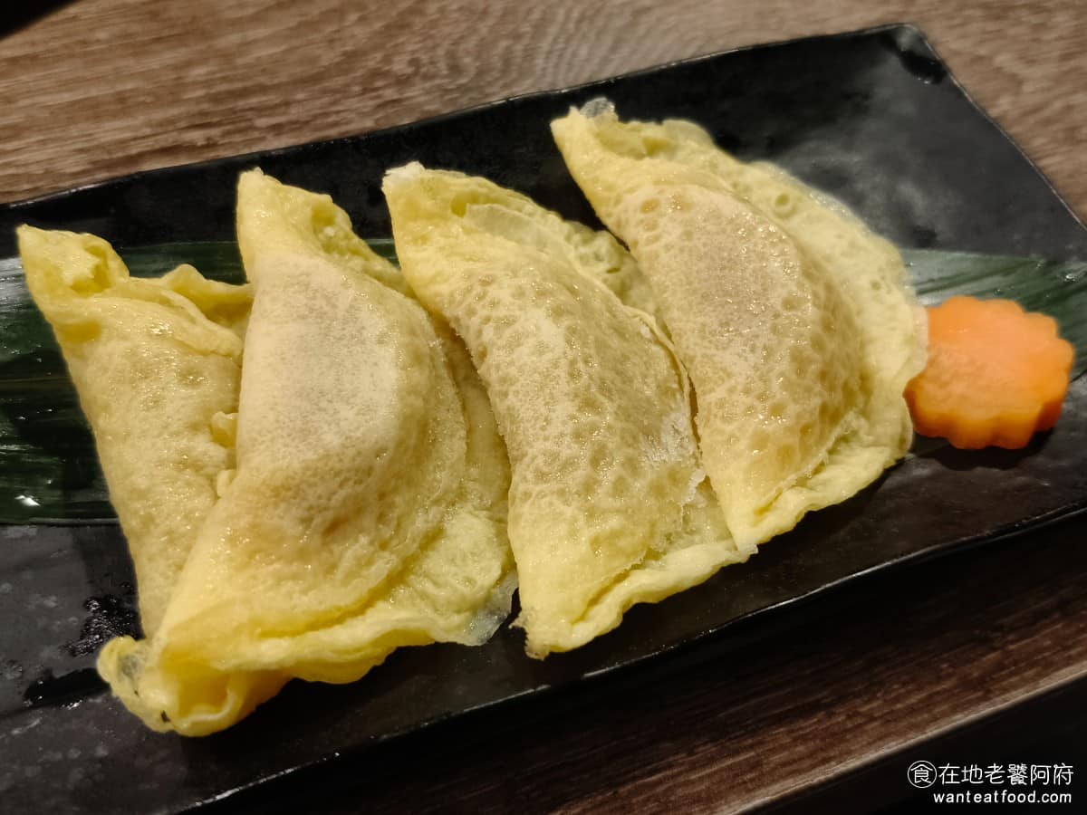 問鼎 皇上吉祥麻辣養生鍋忠孝店 皇上吉祥麻辣養生鍋忠孝店菜單 皇上吉祥麻辣養生鍋忠孝店推薦 蛋餃 《問鼎‧皇上吉祥麻辣養生鍋 忠孝店》的餃類，吃起來味道都很普通，吃完沒有特別的印象。 @在地老饕阿府