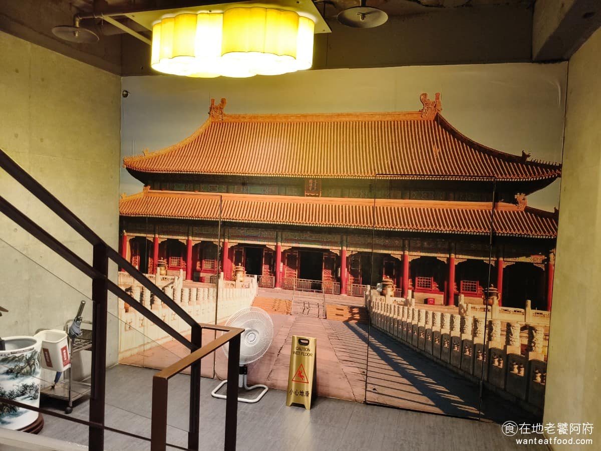 問鼎 皇上吉祥麻辣養生鍋忠孝店 皇上吉祥麻辣養生鍋忠孝店菜單 皇上吉祥麻辣養生鍋忠孝店推薦 問鼎由馬辣集團創立，馬辣本身就是台灣麻辣鍋吃到飽的知名品牌，問鼎則是集團，往高端宮廷風路線延伸的品牌。品牌名稱「問鼎」，取自中文成語，有登峰造極之意，對應其鍋具，也以周朝青銅器「逨盤」為設計靈感。 @在地老饕阿府