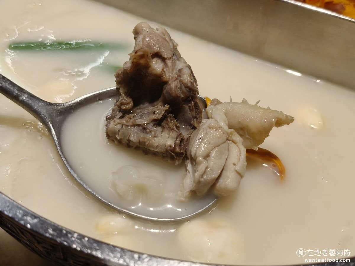 問鼎 皇上吉祥麻辣養生鍋忠孝店 皇上吉祥麻辣養生鍋忠孝店菜單 皇上吉祥麻辣養生鍋忠孝店推薦 養生鍋 另一個主力湯底，以整條人參搭配枸杞、紅棗、雞肉等十多種中藥材燉煮，湯色乳白帶有中藥香氣，喝起來甘甜不苦，適合不吃辣的人，或長輩小孩。 @在地老饕阿府