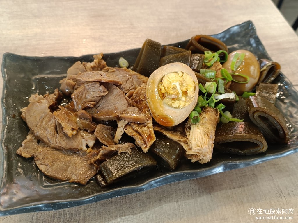 程味珍意麵滷味 萬華美食 西門美食 台灣小吃 還夾了滷蛋、海帶和豆皮，這裡的滷味醬汁非常獨特，帶一點中藥味，吃起來偏甜，不會很鹹，非常順口，是每一個人都可以接受的味道。 @在地老饕阿府