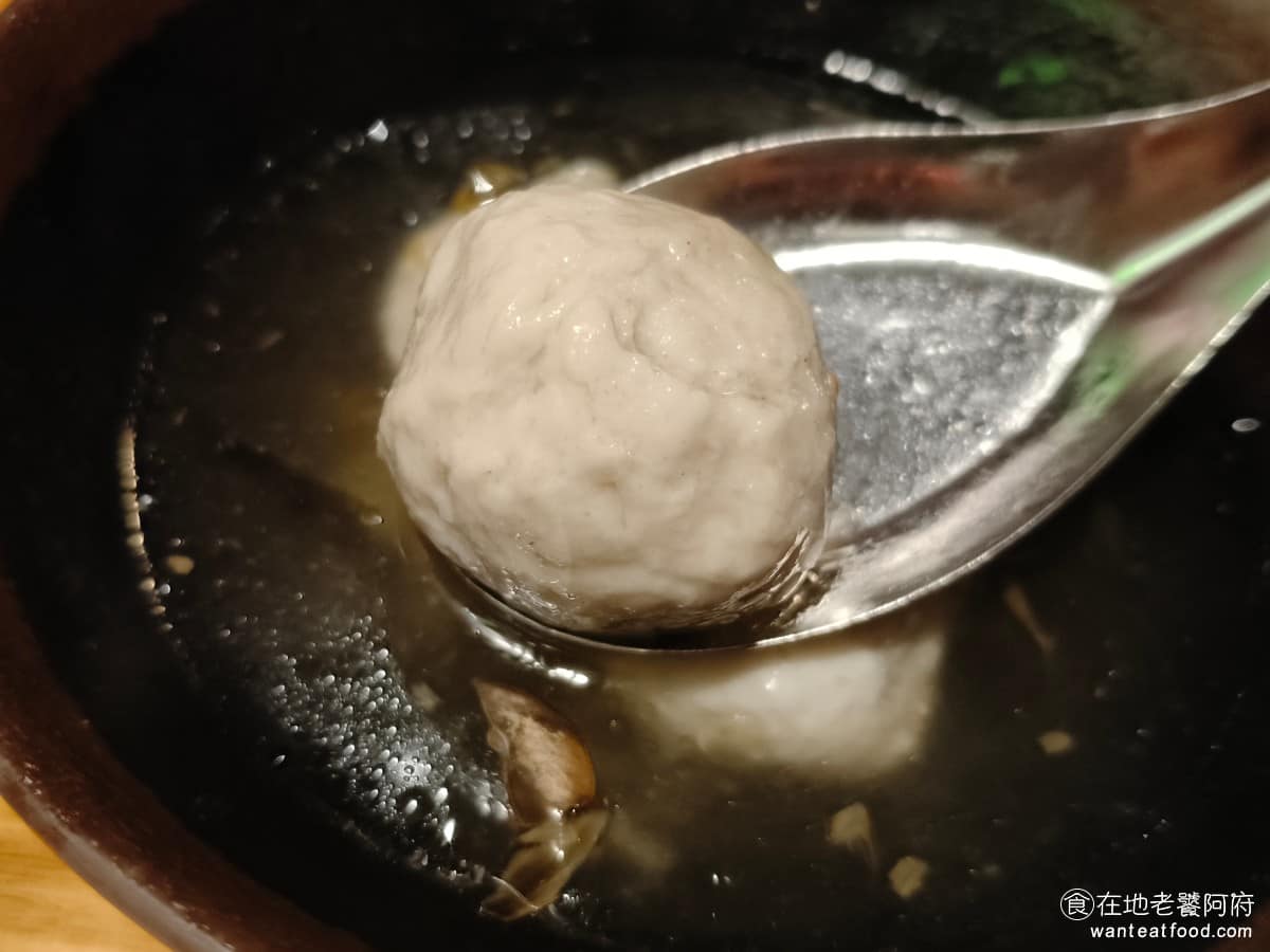 淡水老街文化阿給 淡水老街文化阿給菜單 淡水老街文化阿給推薦 淡水區美食 淡水美食 台灣小吃 阿給 貢丸的口感和魚丸一樣也偏硬，吃起來味道平淡，相比之下，包餡的魚丸會比較好吃。 @在地老饕阿府