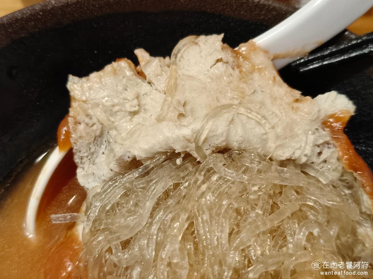 淡水老街文化阿給 淡水老街文化阿給菜單 淡水老街文化阿給推薦 淡水區美食 淡水美食 台灣小吃 阿給 這家阿給的豆腐皮，因為豆腐的部分保留得比較少，所以豆腐皮單吃起來會比較乾一點，要配湯一起吃就比較好。 @在地老饕阿府