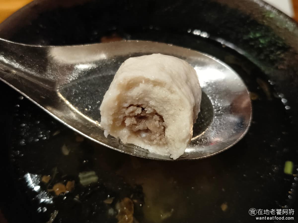 淡水老街文化阿給 淡水老街文化阿給菜單 淡水老街文化阿給推薦 淡水區美食 淡水美食 台灣小吃 阿給 魚丸的外皮偏硬，裡面肉餡調味偏淡，相比於其他間的阿給店，這間的魚丸，味道就比較普通。 @在地老饕阿府