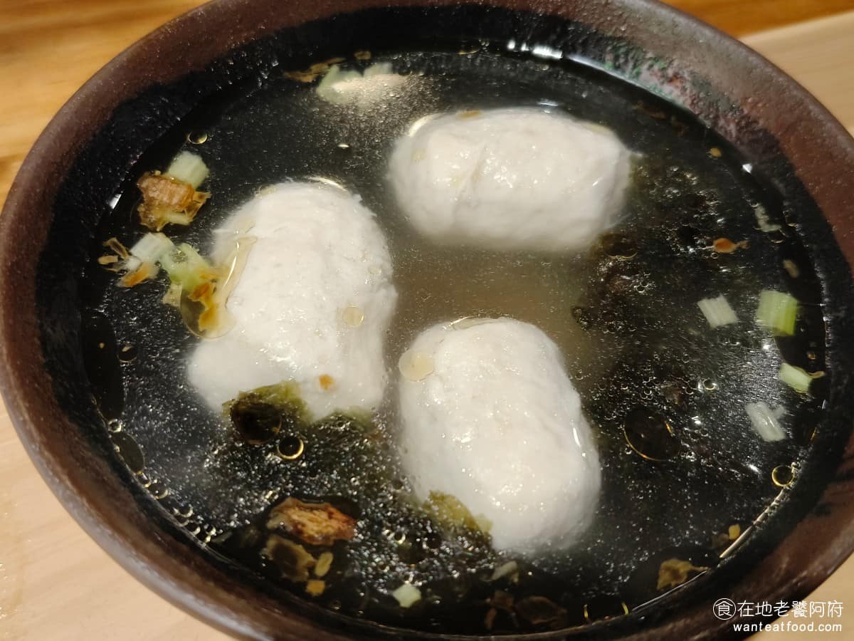 淡水老街文化阿給 淡水老街文化阿給菜單 淡水老街文化阿給推薦 淡水區美食 淡水美食 台灣小吃 阿給 魚丸湯 湯頭清淡爽口，裡面有紅蔥和海苔，喝起來帶著香氣，沒有加太多胡椒，所以不像其他家的魚丸湯那麼嗆，口味比較溫和，適合搭配口味重的阿給一吃。 @在地老饕阿府