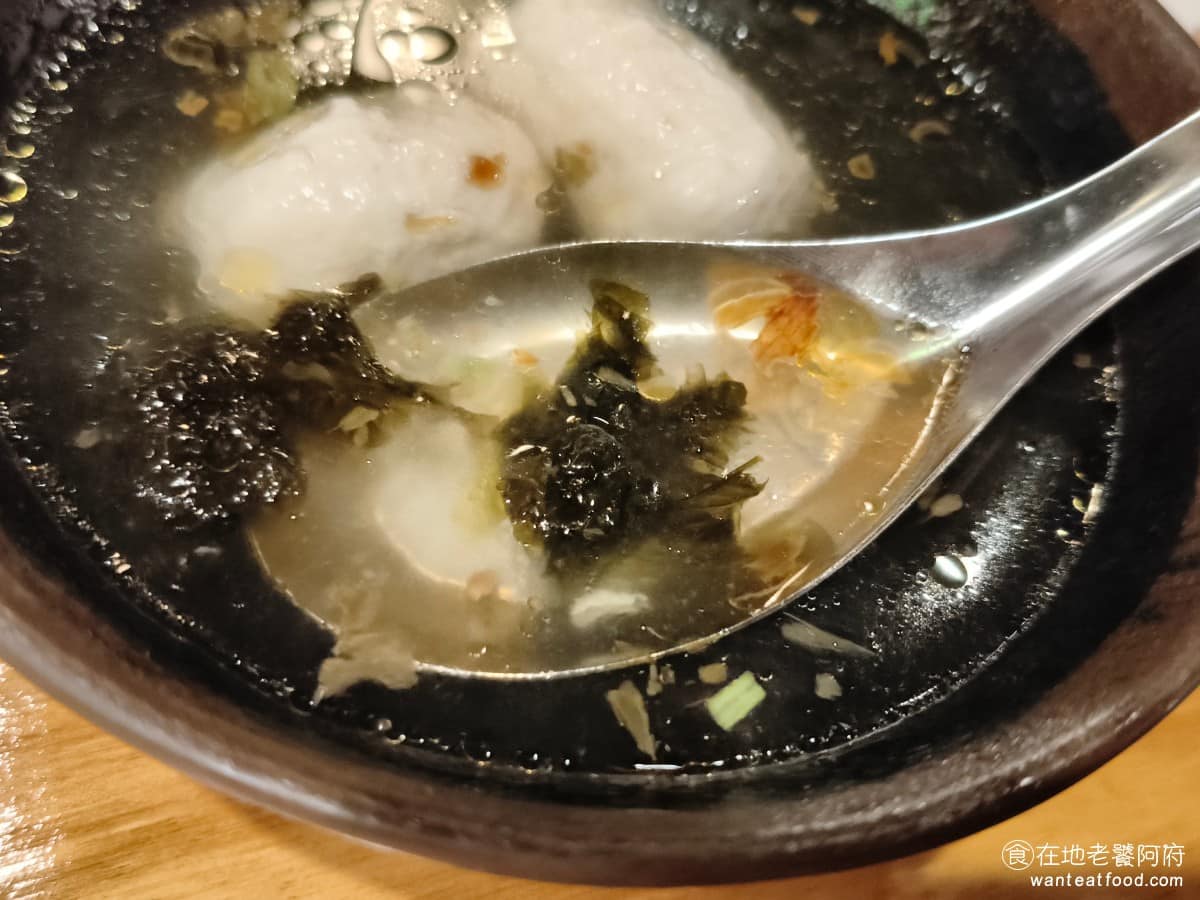淡水老街文化阿給 淡水老街文化阿給菜單 淡水老街文化阿給推薦 淡水區美食 淡水美食 台灣小吃 阿給 以前原始老店的魚丸湯，湯頭是沒有加海苔和紅蔥的，以前的湯頭只放了芹菜，兩種都是清淡路線，現在這樣多了海苔的口味，也是不錯喝。 @在地老饕阿府
