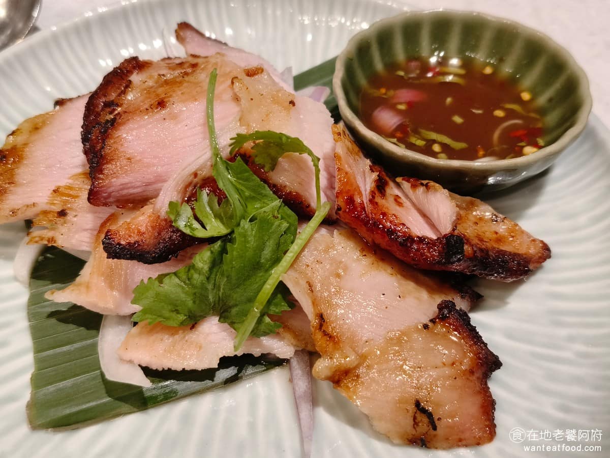 香米泰國料理大直忠泰店 香米泰國料理大直忠泰店菜單 香米泰國料理大直忠泰店推薦 中山區美食 香烤松阪豬 松阪豬整體料理得不錯，外皮帶有微焦香氣，肉質新鮮軟嫩，搭配微酸的沾醬非常順口，松阪豬切得偏厚、偏大片。 @在地老饕阿府