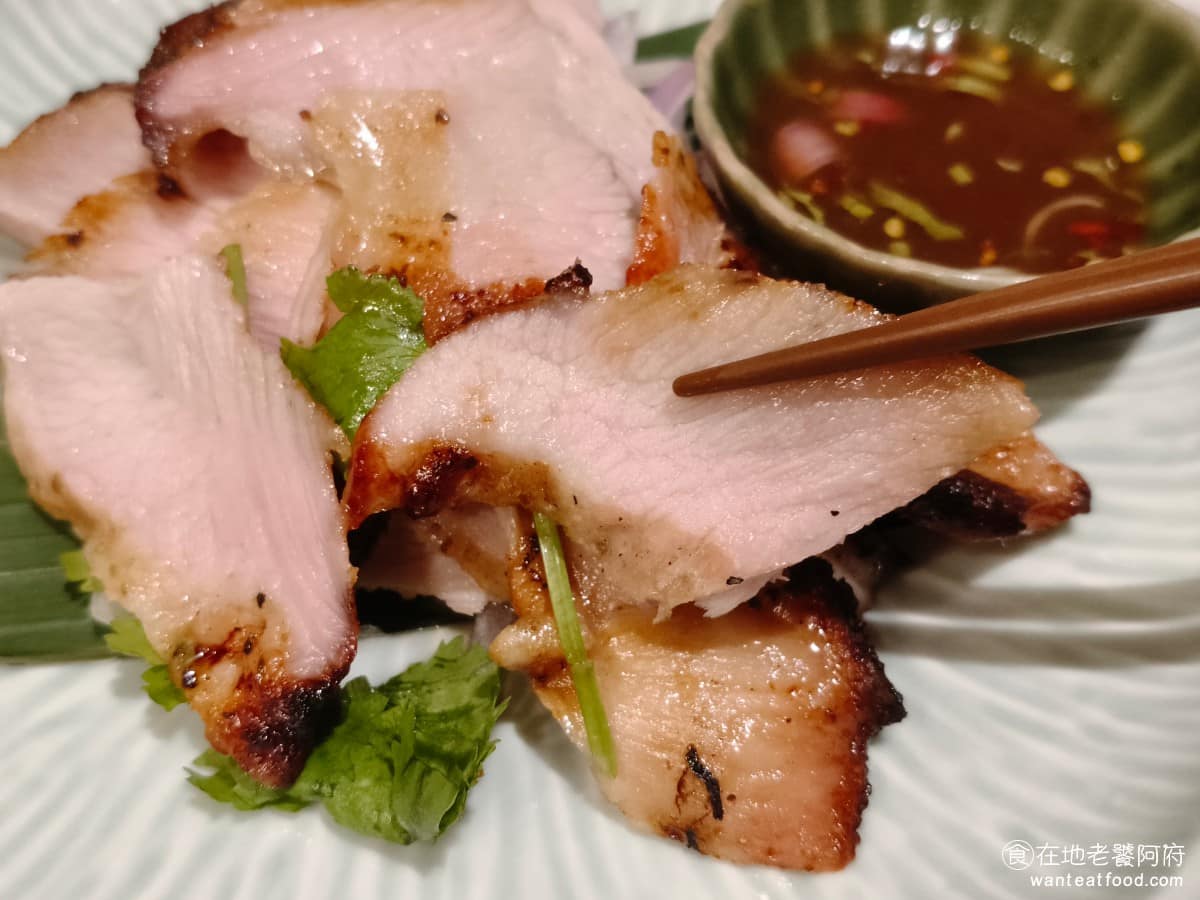 香米泰國料理大直忠泰店 香米泰國料理大直忠泰店菜單 香米泰國料理大直忠泰店推薦 中山區美食 雖然肉本身軟，沒問題，但因為切太厚片，咬起來就不順口，吃到肥的部分，因為油太厚，也會覺得油膩，如果切薄一點吃起來會更輕鬆。 @在地老饕阿府