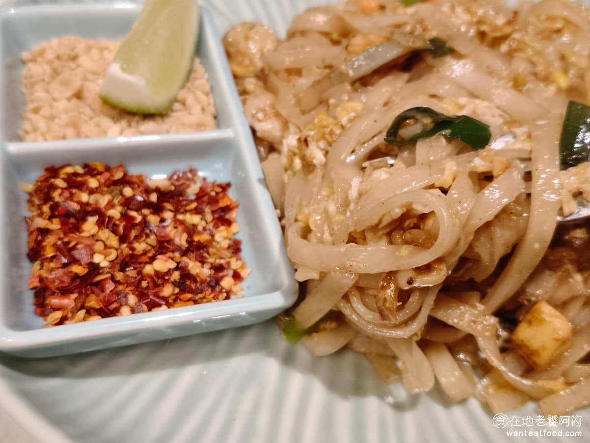 香米泰國料理大直忠泰店 香米泰國料理大直忠泰店菜單 香米泰國料理大直忠泰店推薦 中山區美食 不過說實話，這道菜的鹹度偏高，上桌時的嗆鼻爆炒氣味，對部分人來說有點過頭，即便是重口味的人，也未必能接受那個鹹度和氣味，最後我是配著茶才勉強吃了一些。 @在地老饕阿府
