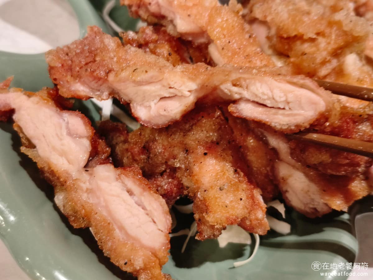 香米泰國料理大直忠泰店 香米泰國料理大直忠泰店菜單 香米泰國料理大直忠泰店推薦 中山區美食 搭配的醬料花椒味很重，比較道地泰北風格，但接受度因人而異，醬汁一般口味的人可能不太習慣，但不沾醬吃又會太單調。 @在地老饕阿府
