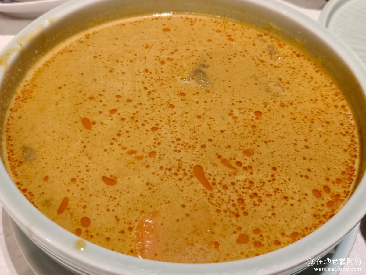 香米泰國料理大直忠泰店 香米泰國料理大直忠泰店菜單 香米泰國料理大直忠泰店推薦 中山區美食 紅咖哩牛肉 因為香米整體料理口味偏重，所以原本擔心紅咖哩也會太嗆，沒想到這道紅咖哩反而是相對溫和的一道，椰奶調和後辣度柔和，醬汁濃郁下飯，牛肉非常軟嫩，是每個人都能接受的味道。 @在地老饕阿府