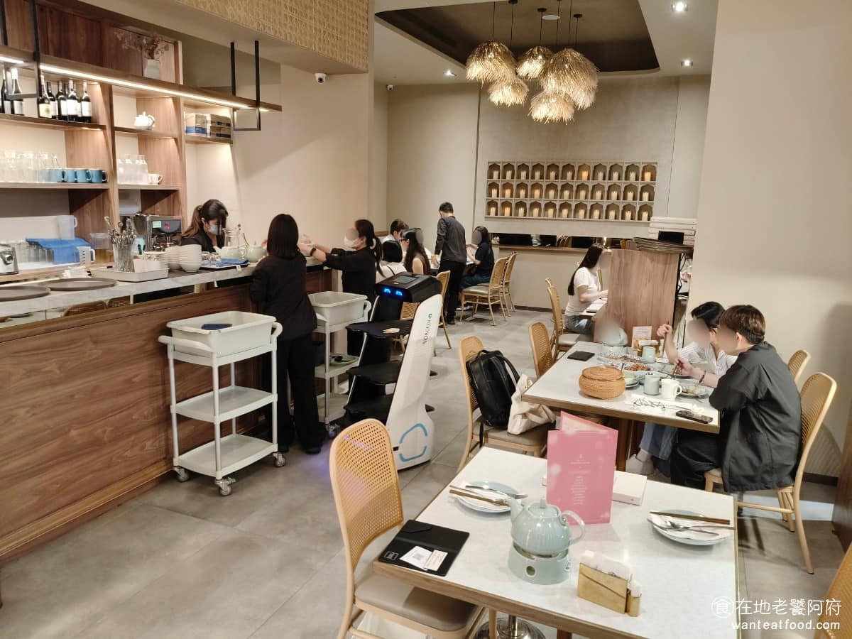 香米泰國料理大直忠泰店 香米泰國料理大直忠泰店菜單 香米泰國料理大直忠泰店推薦 中山區美食 《香米泰國料理 大直忠泰店》環境由室內設計師曾勇傑操刀，空間採大地色系為主調，搭配食材、竹編元素與特殊造型吊燈，整體走舒適高雅路線，有點度假感但不過於花俏。 @在地老饕阿府