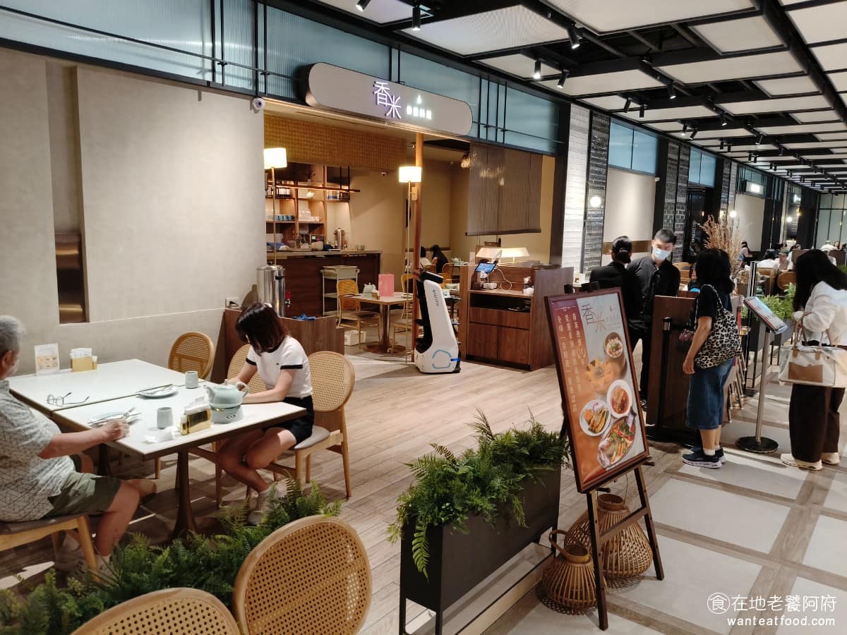 香米泰國料理大直忠泰店 香米泰國料理大直忠泰店菜單 香米泰國料理大直忠泰店推薦 中山區美食 《香米泰國料理 大直忠泰店》位於台北市大直的「NOKE忠泰樂生活」百貨5樓，緊鄰美麗華百樂園，捷運文湖線「劍南路站 3 號出口」步行約 5 分鐘可抵達。開車的話直接停忠泰樂生活的地下停車場（B1F～B3F），消費可折抵停車費。 @在地老饕阿府