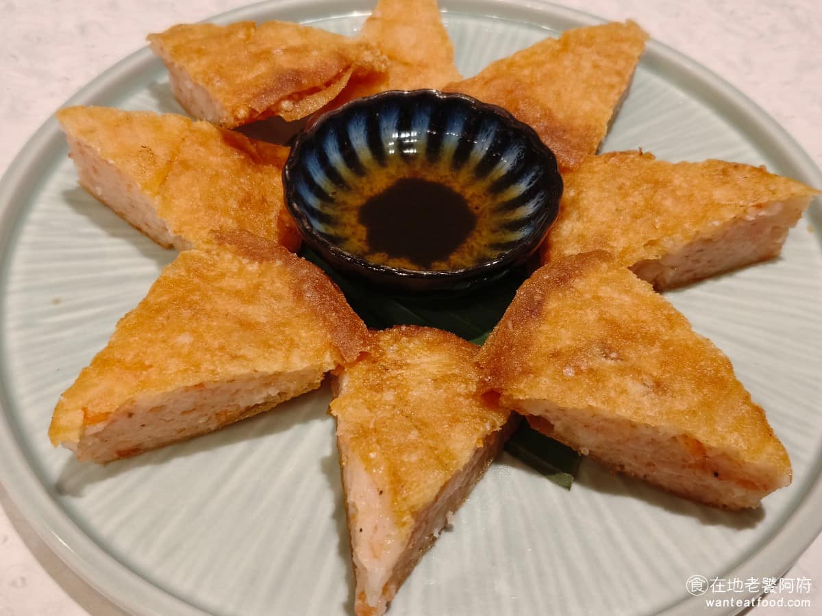 香米泰國料理大直忠泰店 香米泰國料理大直忠泰店菜單 香米泰國料理大直忠泰店推薦 中山區美食 月亮蝦餅 香米的招牌，幾乎是每桌必點，蝦餅厚實外皮炸到金黃酥脆，內餡是新鮮草蝦打成泥後帶有小蝦丁的口感，口感厚實飽滿，外皮也夠脆。 @在地老饕阿府