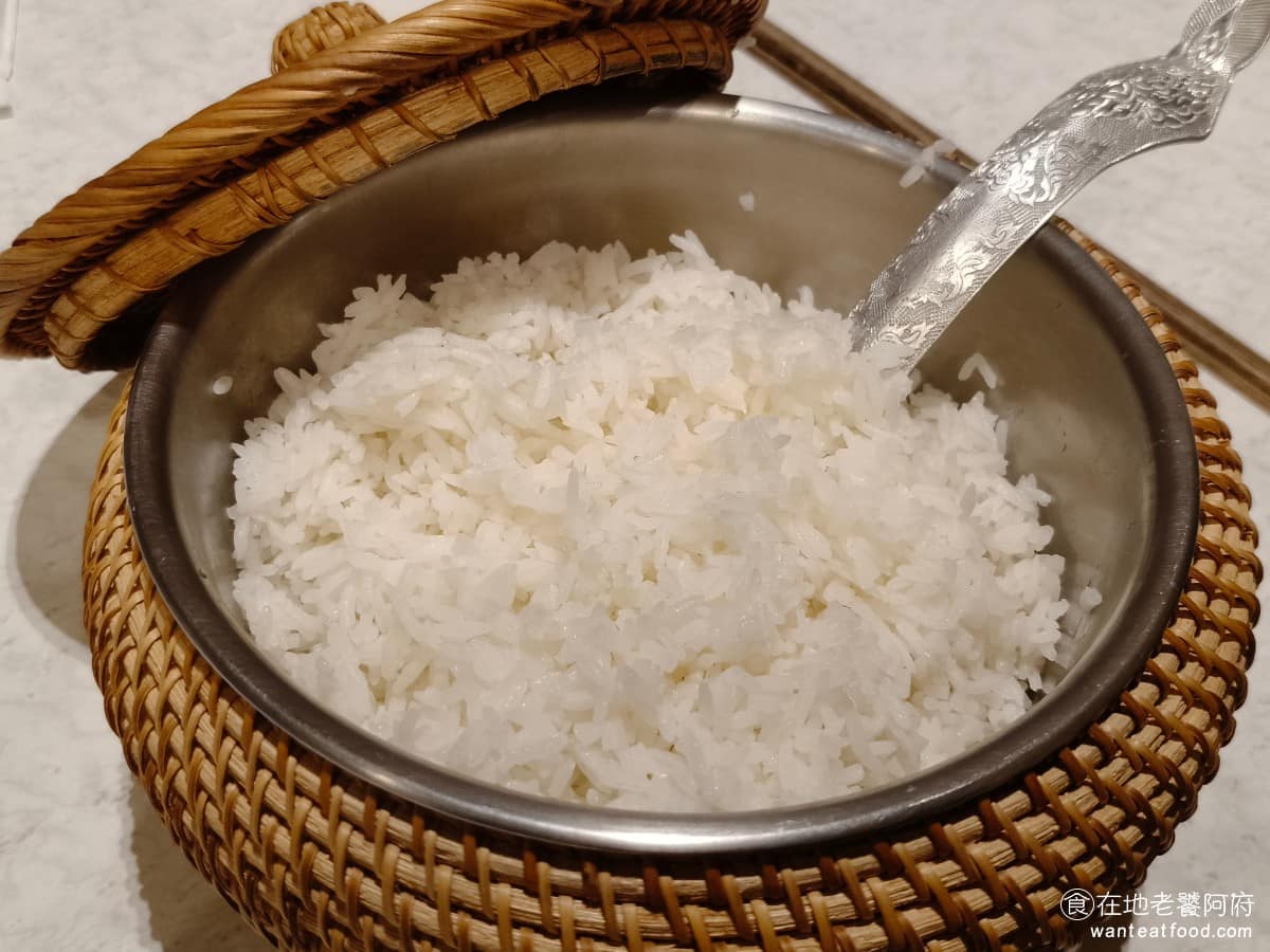 香米泰國料理大直忠泰店 香米泰國料理大直忠泰店菜單 香米泰國料理大直忠泰店推薦 中山區美食 泰國米 香米選用泰國最高等級茉莉香米，每人$45無限續加《香米泰國料理 大直忠泰店》的飯是用竹編籃包著保溫的，上桌時熱騰騰的、口感軟Q，完全不會有那種冷掉變硬的問題。這點就比瓦城好很多。 @在地老饕阿府