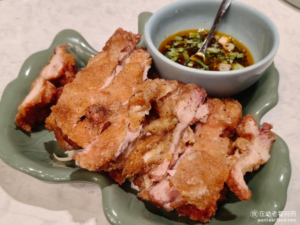 香米泰國料理大直忠泰店 香米泰國料理大直忠泰店菜單 香米泰國料理大直忠泰店推薦 中山區美食 泰北椒麻雞 雞皮炸得很酥脆，剛上桌吃的時候還行，但一旦放涼外皮就變得相當硬，口感打折不少，雞肉本身軟嫩沒問題，主要問題是外皮炸得太乾硬，冷掉後更明顯。 @在地老饕阿府