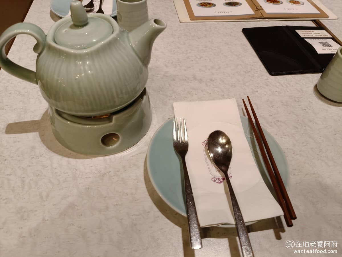 香米泰國料理大直忠泰店 香米泰國料理大直忠泰店菜單 香米泰國料理大直忠泰店推薦 中山區美食 一入座會先奉上免費的香蘭葉茶（斑蘭葉泡製），帶淡淡芋頭香氣，清爽解膩。 @在地老饕阿府