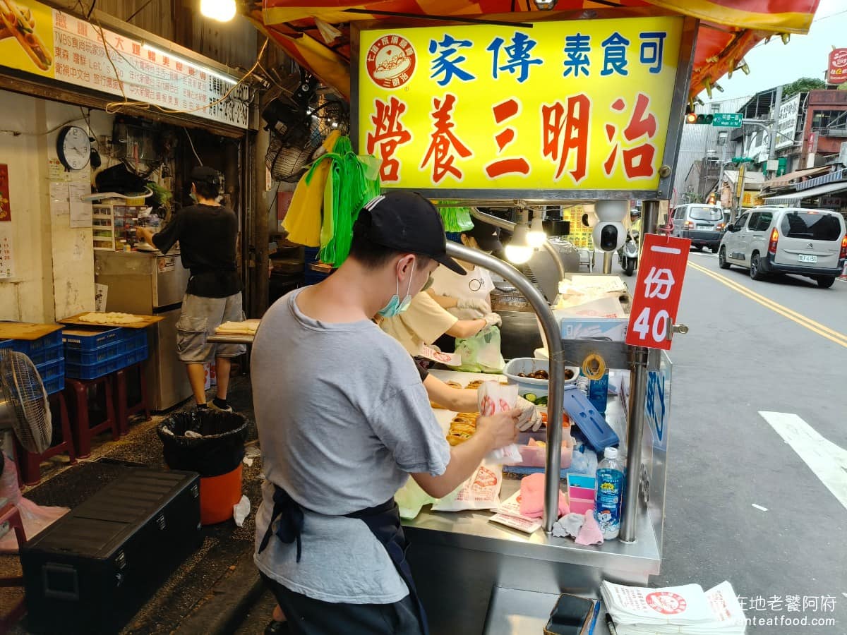 七堵家傳營養三明治 七堵家傳營養三明治菜單 七堵家傳營養三明治推薦 基隆市美食 台灣小吃 營養三明治最有名的店在基隆廟口，但其實整個北部人氣最高，排隊最猛的店，反而是七堵的這間營養三明治。從地圖評論數來看，一個小店 3300個評論，就能知道人氣有多高。 @在地老饕阿府