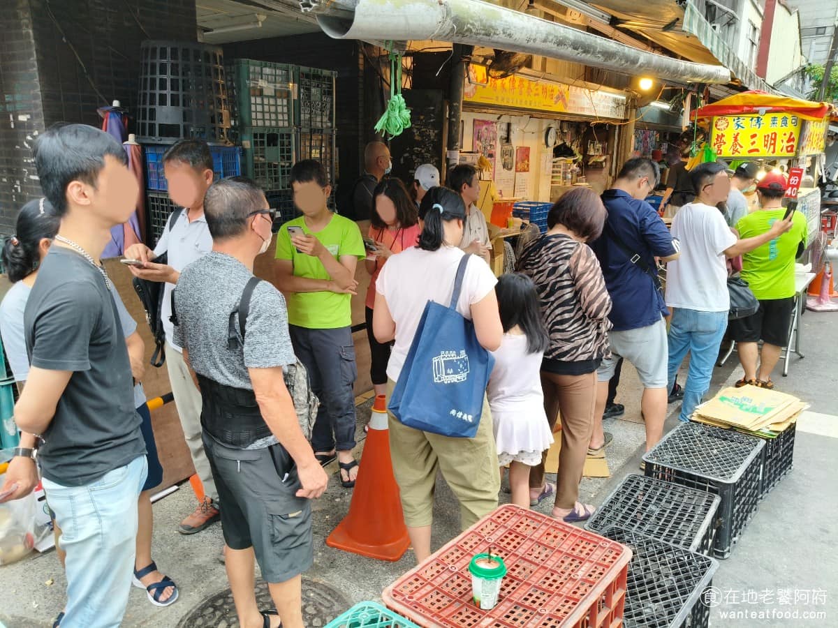 七堵家傳營養三明治 七堵家傳營養三明治菜單 七堵家傳營養三明治推薦 基隆市美食 台灣小吃 《七堵家傳營養三明治》是整個七堵生意最好的店，每次來都大排長龍，排隊至少都是十五分鐘起跳，雖然排很久，但是大家都願意排隊。如果不想要排太長，可以打電話先預訂，但能否預訂，要看當天忙碌的情況。排隊之所以很久，常常都是有人一買，就是 10、20、30個，因為店家沒有限制，所以一旦遇到前面有人這樣買，其實就麻煩大了 XD 但這只能碰運氣。 @在地老饕阿府