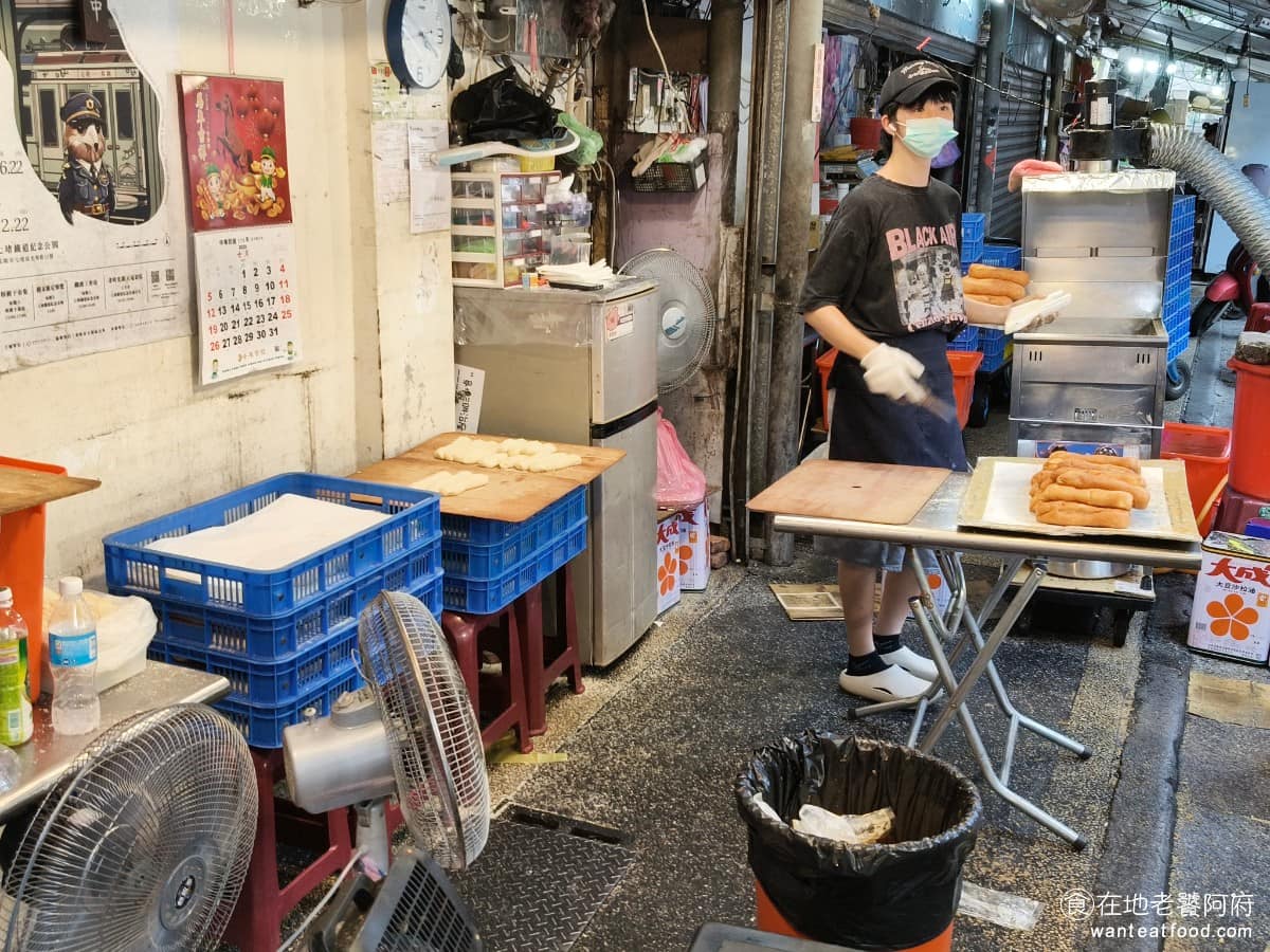 七堵家傳營養三明治 七堵家傳營養三明治菜單 七堵家傳營養三明治推薦 基隆市美食 台灣小吃 隨著生意越做越好，攤位也跟著擴編，現在忙碌時段，可以看到五到七位店員，同時作業油鍋、組裝、收銀，分開處理。 @在地老饕阿府