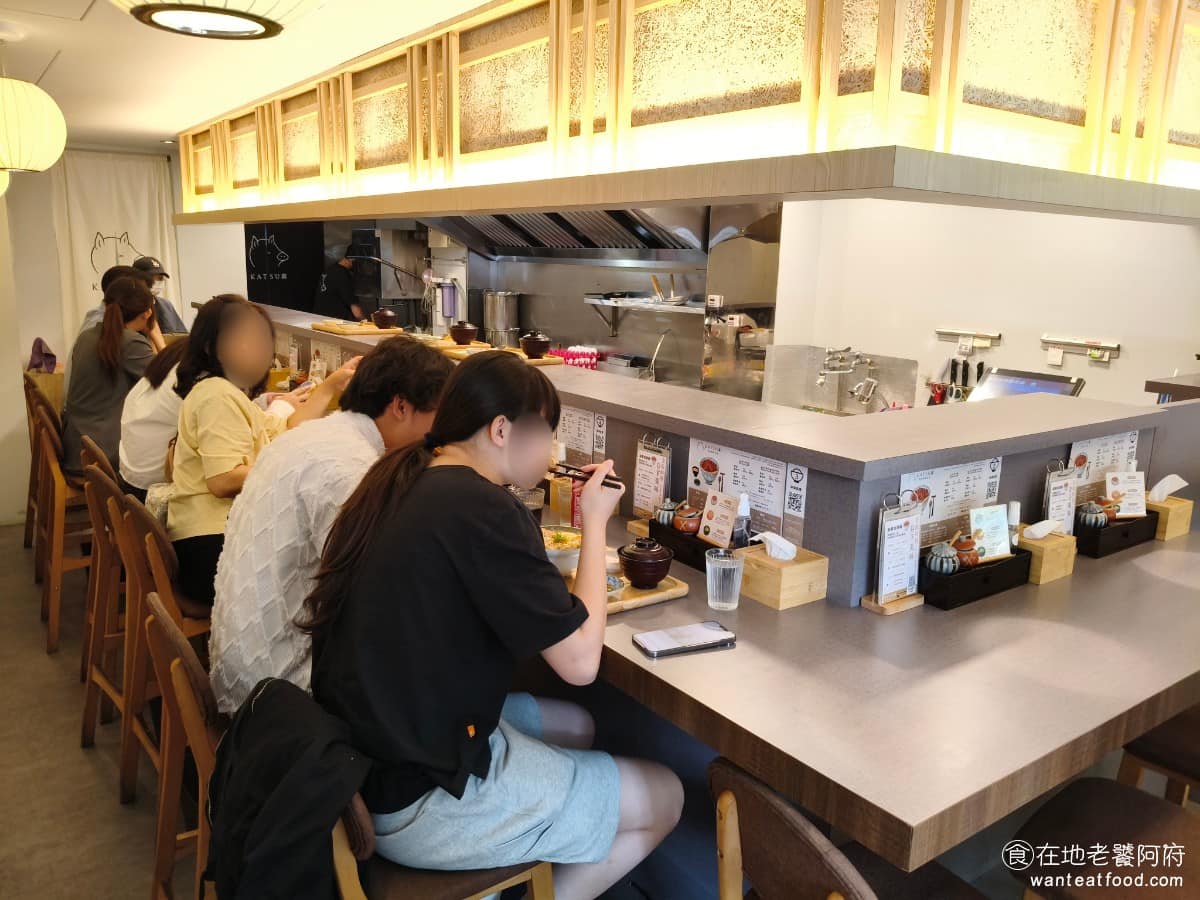 KATSU鑫熟成豬排蓋飯|安和店 KATSU鑫熟成豬排蓋飯|安和店菜單 《KATSU鑫 熟成豬排蓋飯》的三間店的裝潢風格一致,都走日式簡約路線,用淺色木質搭配灰色清水模牆面,搭配印有小豬圖樣的布門簾與圓形招牌,視覺清爽。 @在地老饕阿府